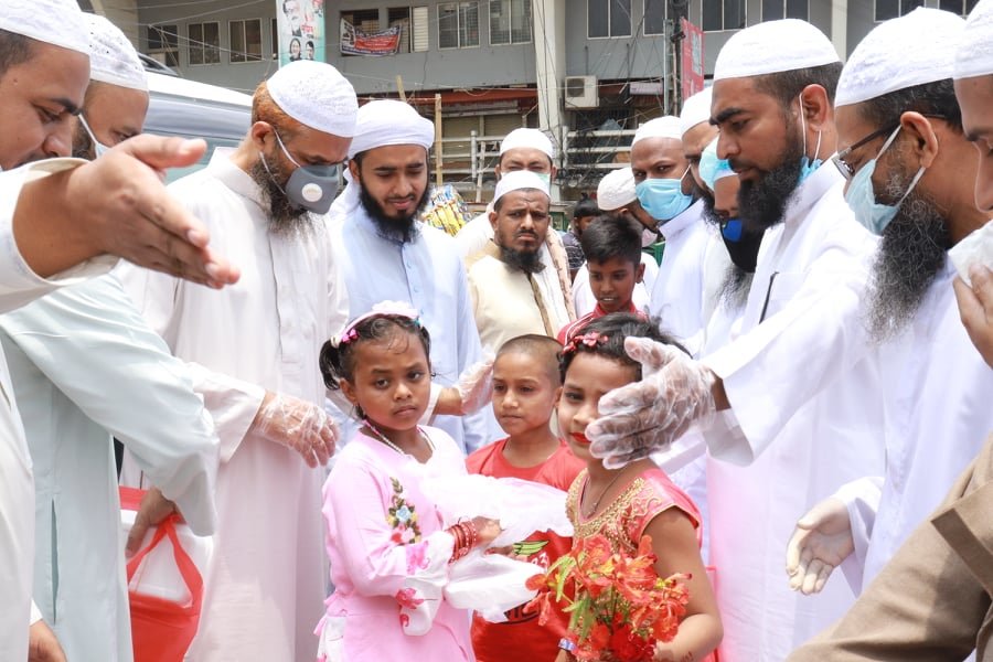 ঈদের দিনে রাজধানী ঢাকার পথশিশু ও ছিন্নমূলদের মাঝে ইসলামী আন্দোলনের খাবার বিতরণ