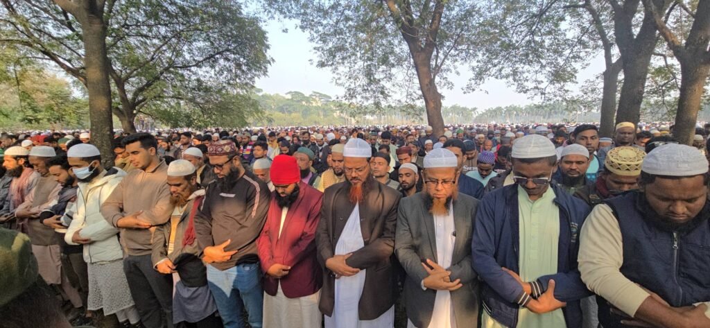 বেগম খালেদা জিয়ার নামাজে জানাজায় অংশ গ্রহণ করেন শায়েখে চরমোনাই